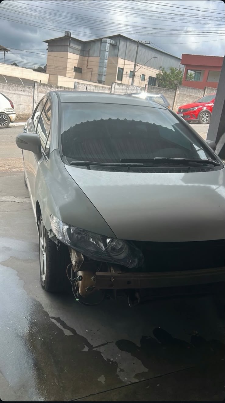 Honda Civic com o para-choque dianteiro quebrado antes do reparo