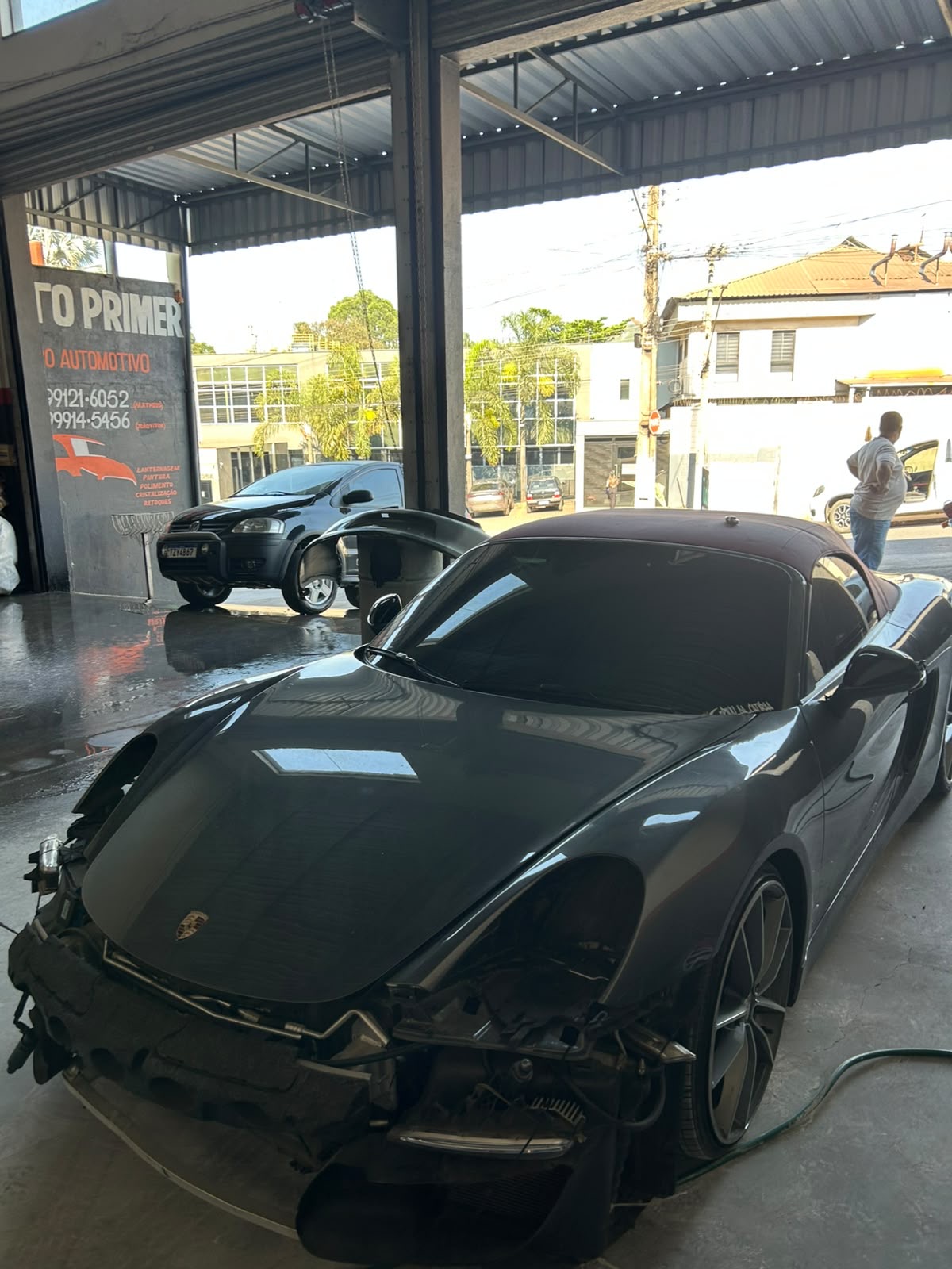 Porsche com a frente danificada antes do reparo na Auto Primer