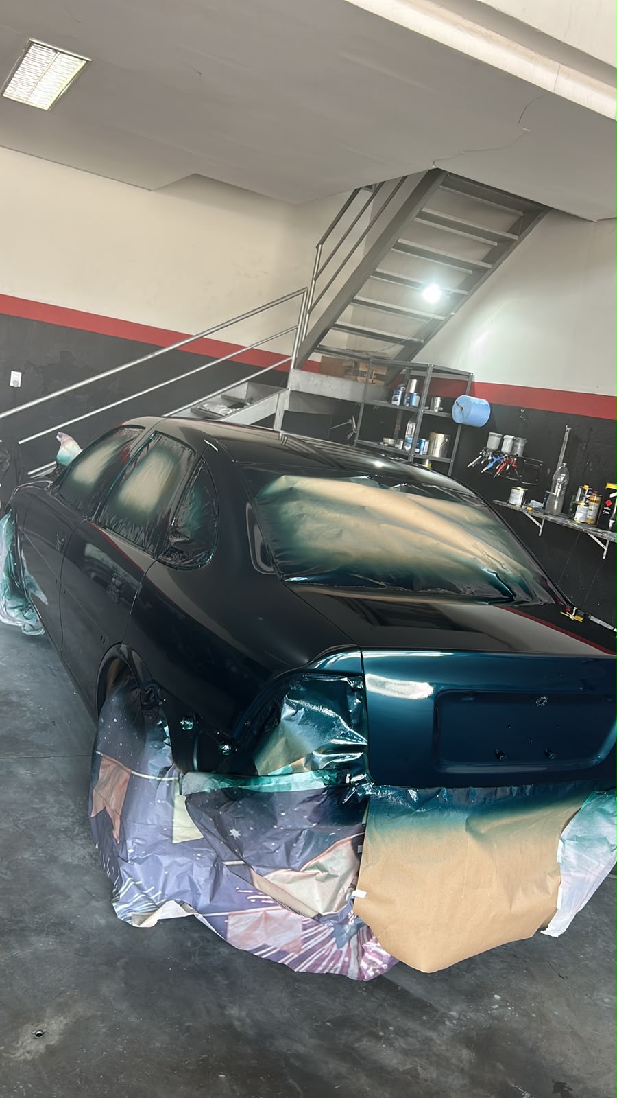 Carro preparado com mascaramento para pintura