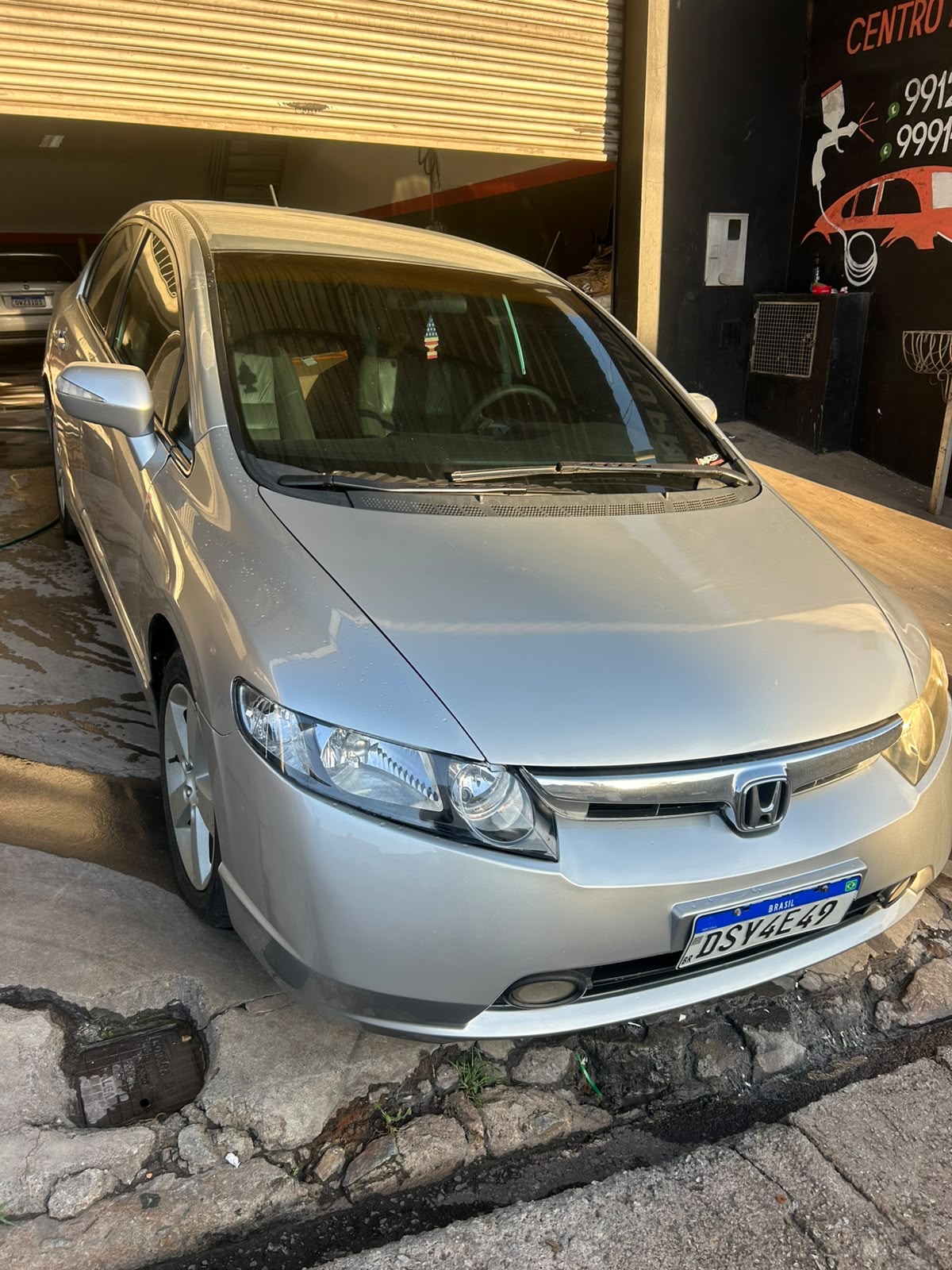 Honda Civic prata finalizado, com a frente restaurada