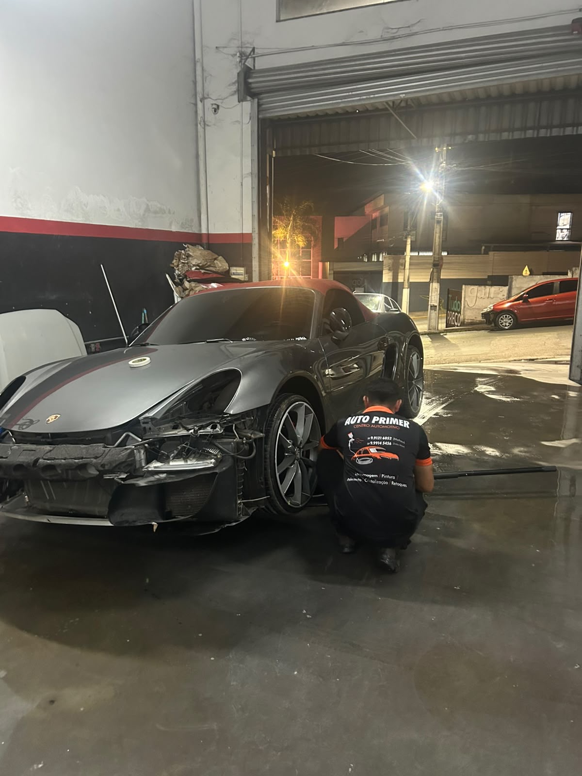Porsche com o capô repintado durante o acabamento na Auto Primer