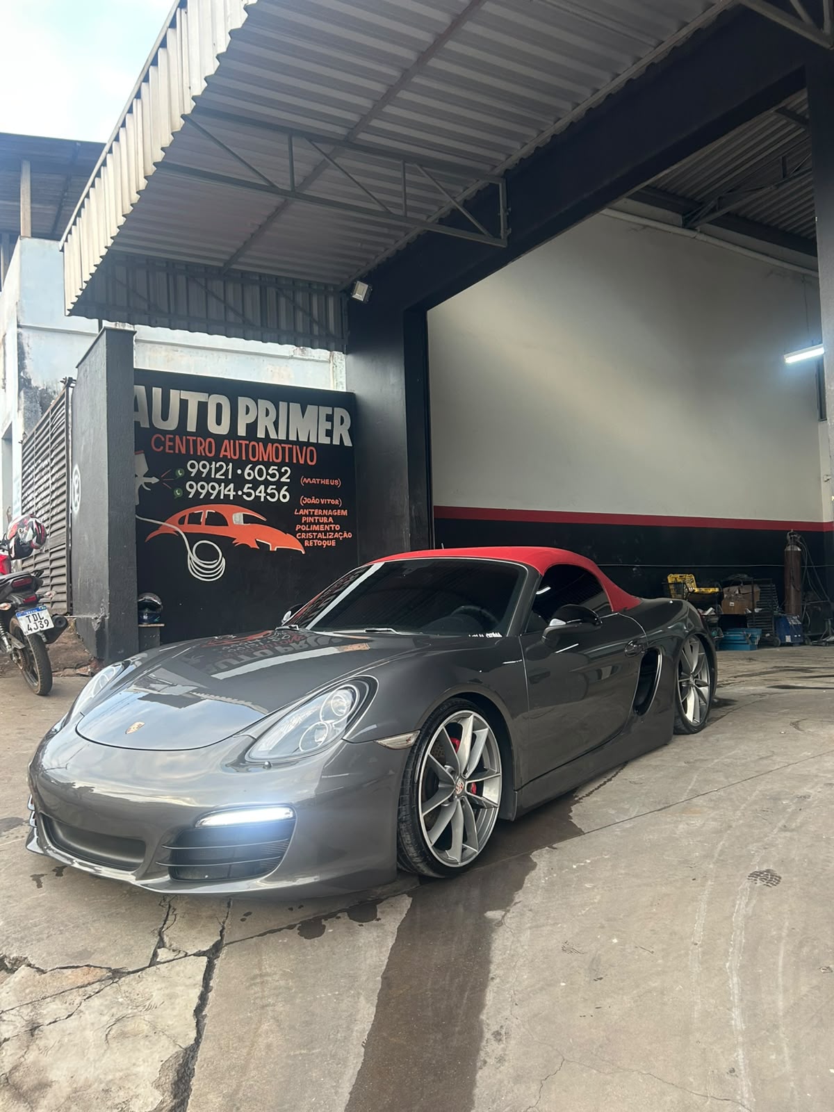 Frente de carro esportivo prata com reflexos na pintura